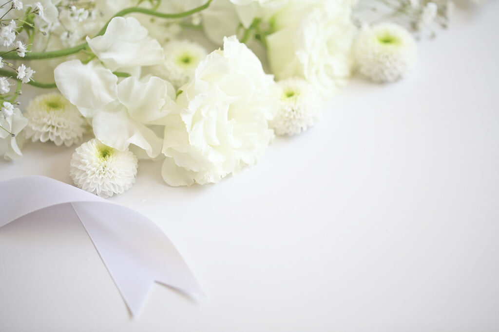 fleurs blanches en hommage à un proche disparu mutuelle generale Avignon prévoyance