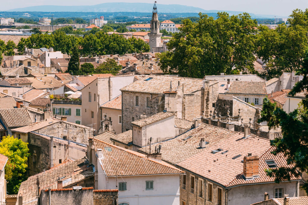 Village provençal ensoleillé mutuelle générale avignon