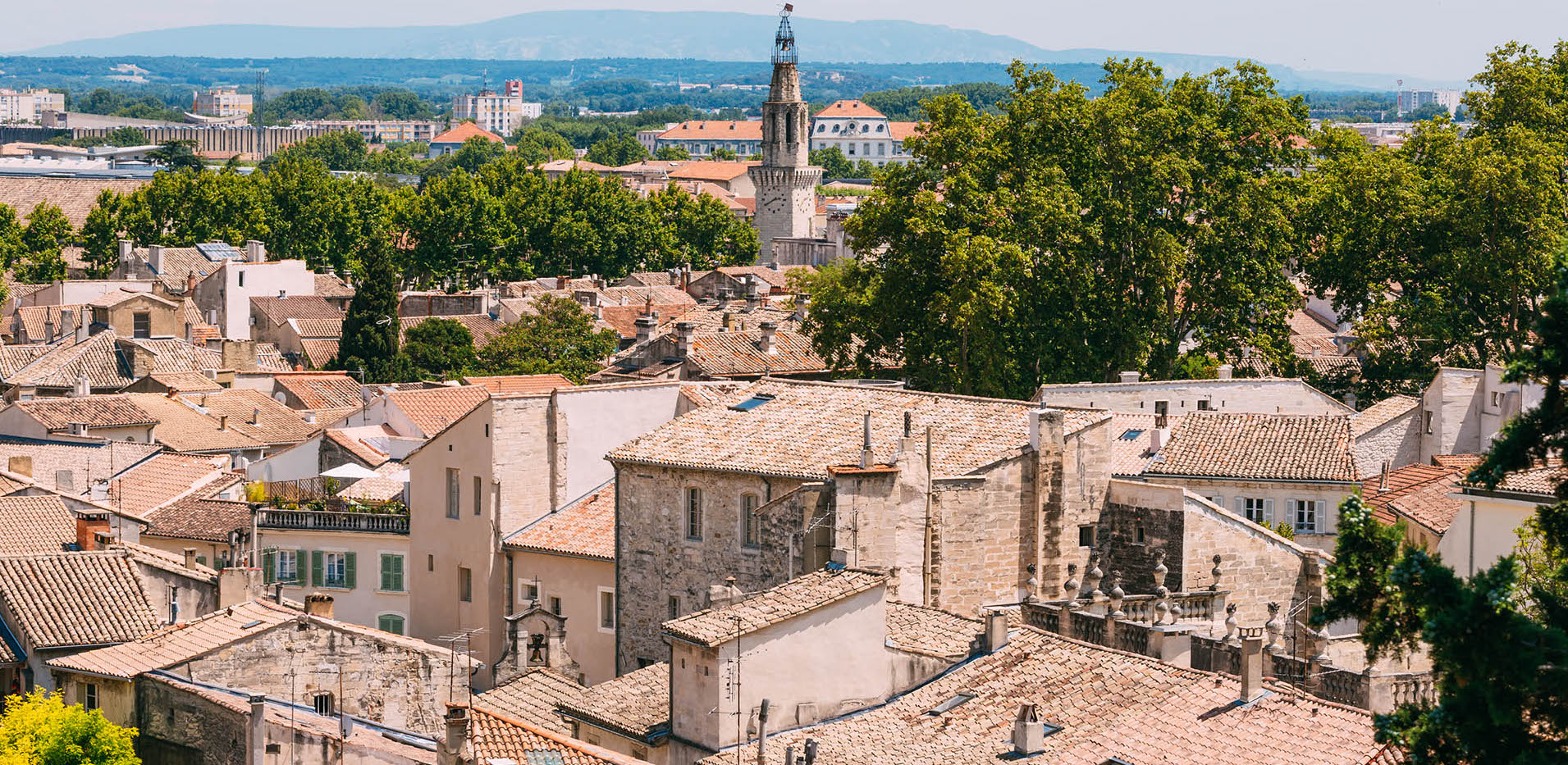 Village provençal ensoleillé mutuelle générale avignon