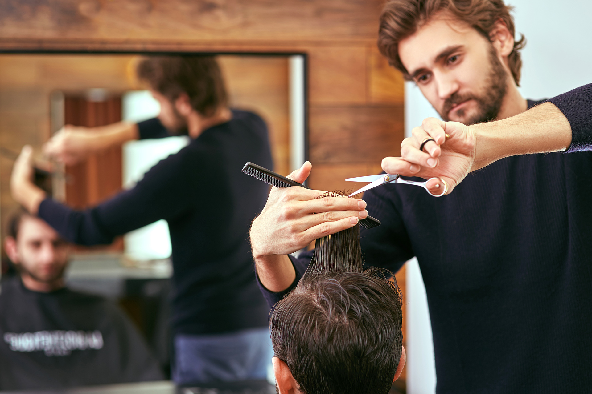 coiffeur dans son salon mutuelle générale Avignon